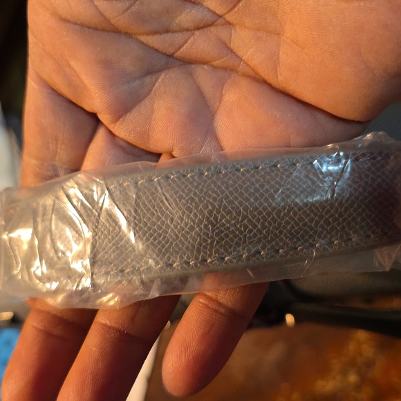 BADGLEY MISCHKA GRAY VEGAN LEATHER CHAIN DETAIL TOP HANDLE CROSSBODY NWT - Picture 3 of 9